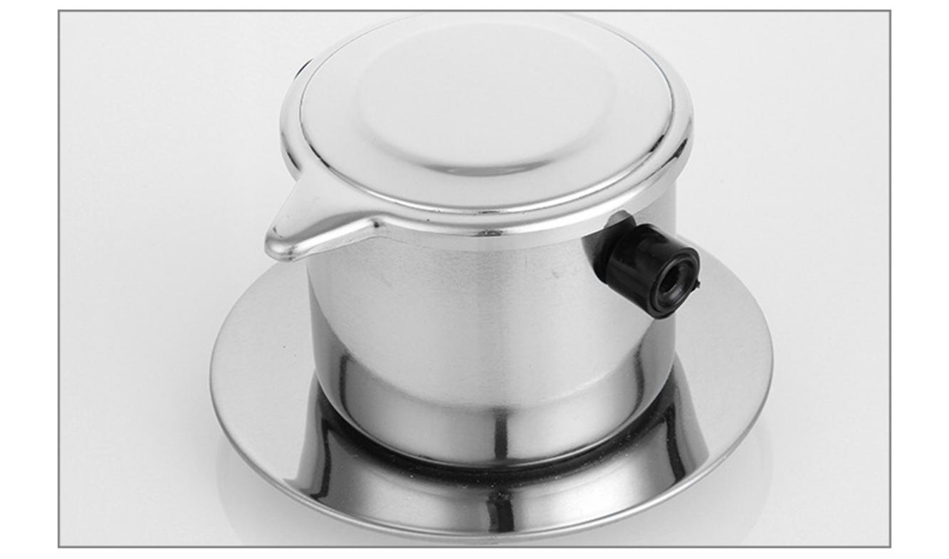 Chuyên gia Hải Minh đang tư vấn cho chủ quán cà phê về các tiêu chí kỹ thuật khi chọn phin.