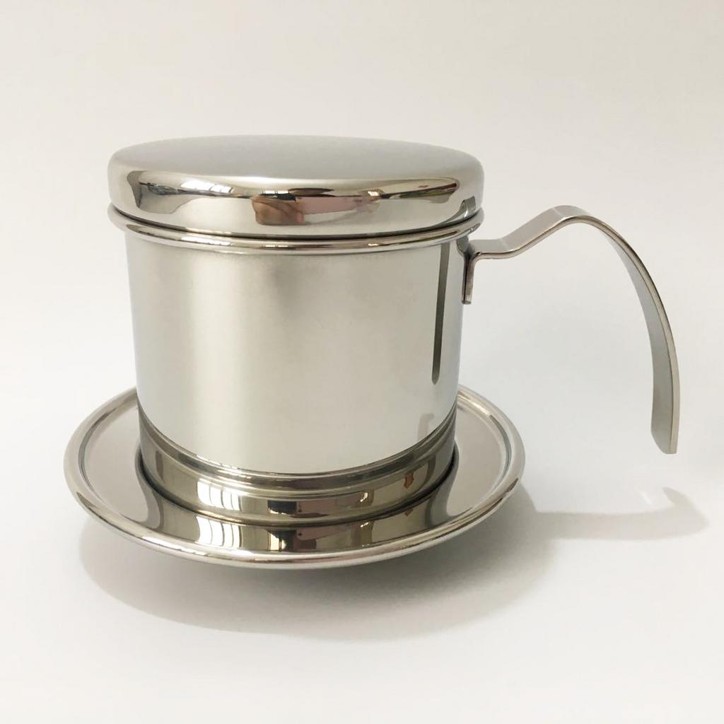 Nhân viên đang thực hiện quy trình vệ sinh và ngâm khử trùng phin inox số lượng lớn.