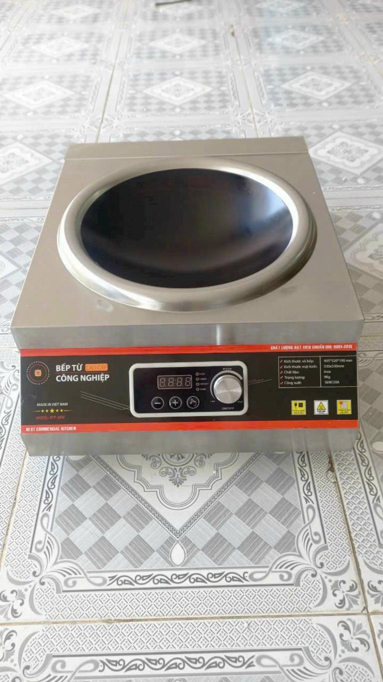 Hệ thống chụp hút khói và đường ống dẫn khí tiêu chuẩn cho khu bếp công nghiệp.