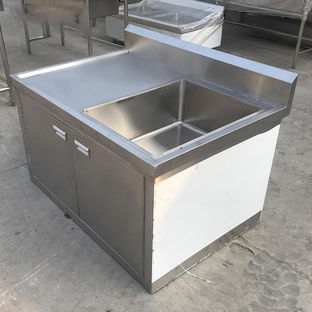 Hệ thống tủ locker inox nhiều ngăn dành cho nhân viên nhà máy.