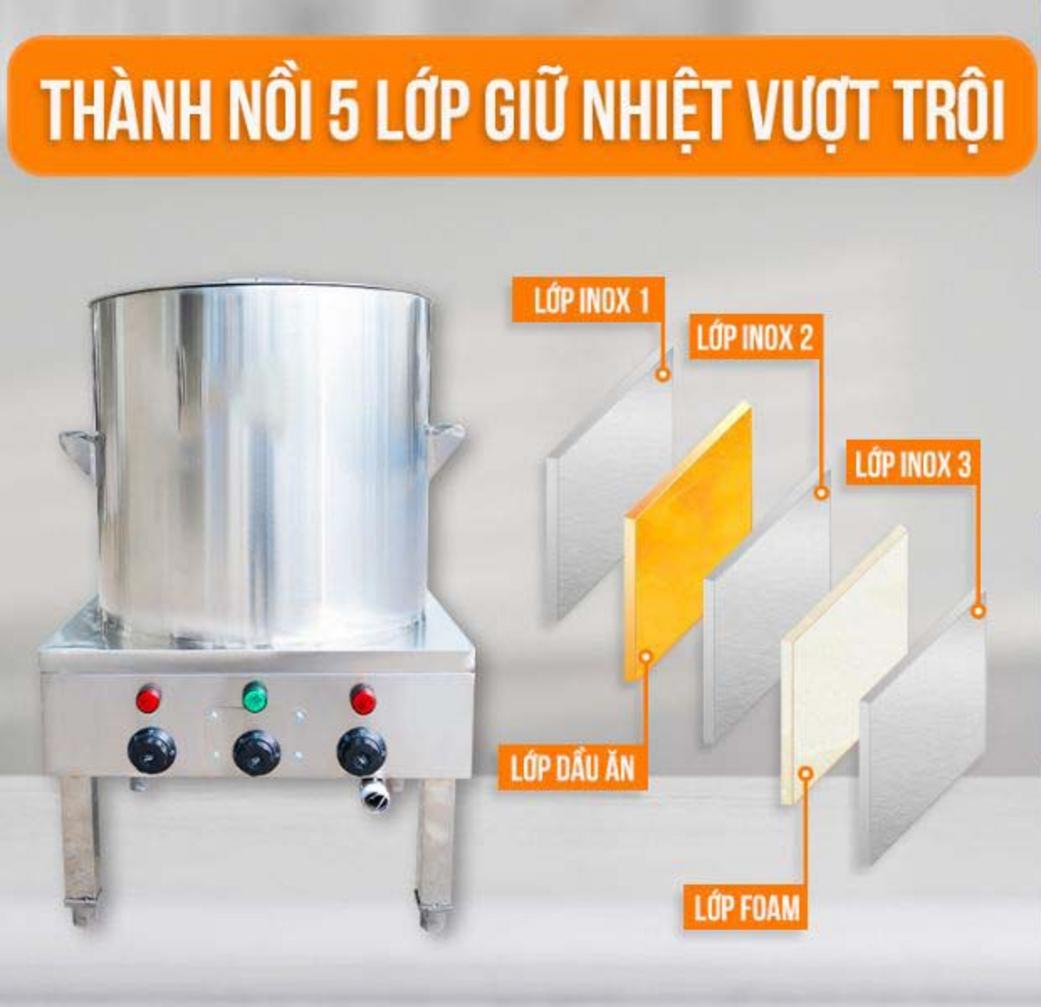 Kỹ thuật viên đang hướng dẫn khách hàng cách cài đặt nhiệt độ và thời gian trên tủ điện điều khiển.