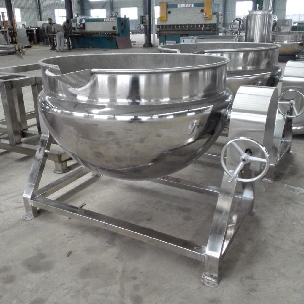 Nhân viên kỹ thuật đang tư vấn cho khách hàng về công suất và vật liệu của máy xay công nghiệp.