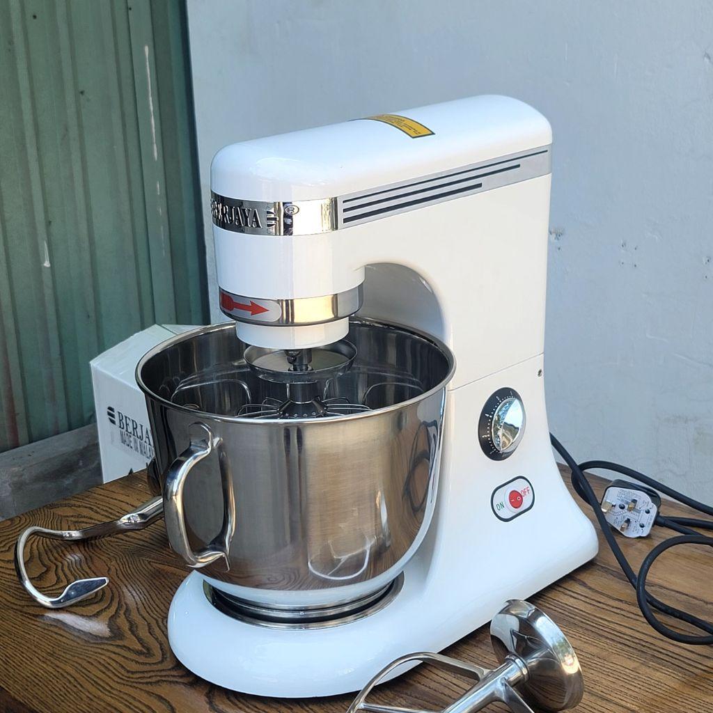 Hệ thống máy chế biến thực phẩm công nghiệp đa dạng tại một cơ sở sản xuất hiện đại.