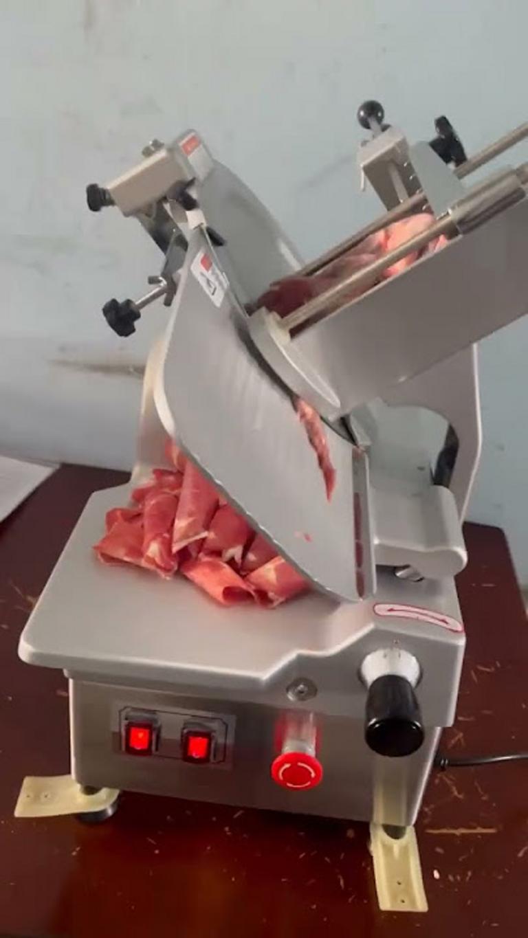 Hình ảnh nhà xưởng sản xuất hiện đại của Cơ Khí Hải Minh với các máy móc đang được chế tạo.