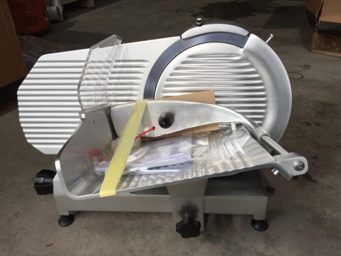 Kỹ thuật viên đang thực hiện bảo dưỡng định kỳ cho một máy xay công nghiệp.