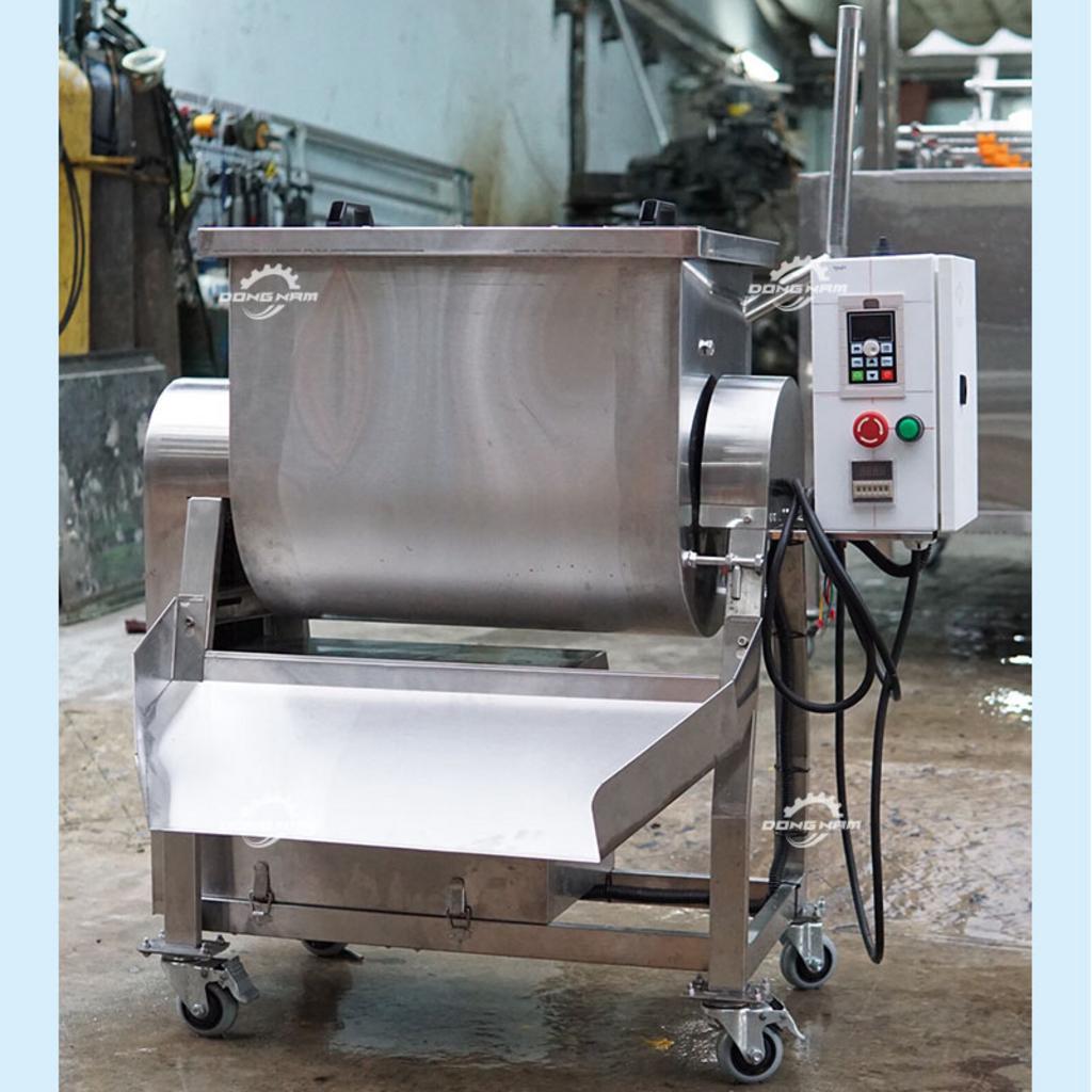 Hình ảnh đối lập giữa một bên là nhân công làm thủ công và một bên là máy móc hiện đại đang vận hành.