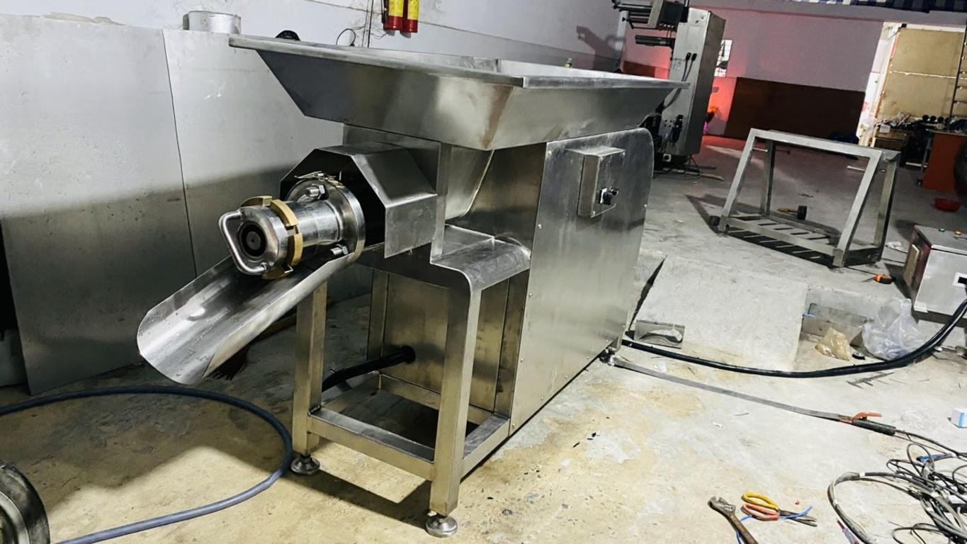 Giao diện điều khiển thông minh hiển thị các thông số từ cảm biến trong dây chuyền sản xuất.