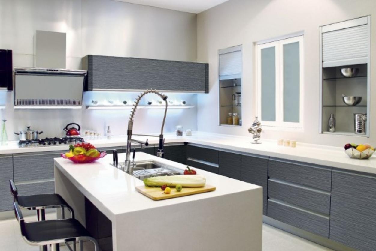 Hệ thống máy rửa bát băng chuyền và tủ lạnh công nghiệp 4 cánh, đảm bảo vệ sinh và bảo quản tối ưu.