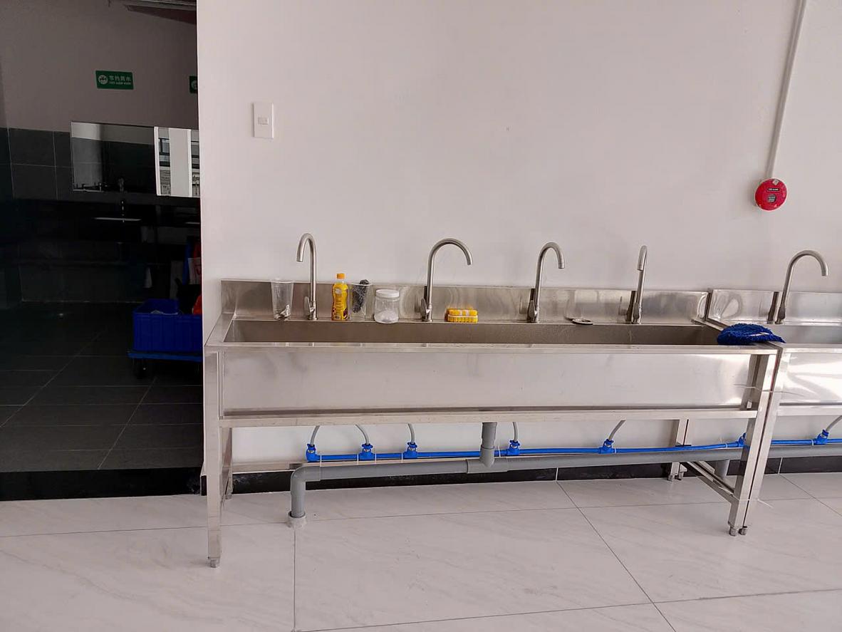 Infographic phân loại các nhóm thiết bị inox công nghiệp theo từng khu vực chức năng trong nhà hàng.