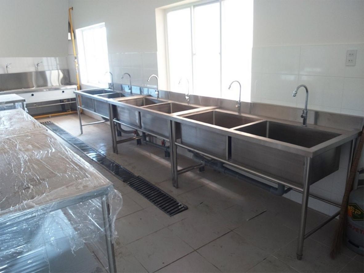 Nội thất inox 304 cho bếp công nghiệp và quầy lễ tân hoàn thiện No4/PVD tại xưởng Cơ Khí Hải Minh.