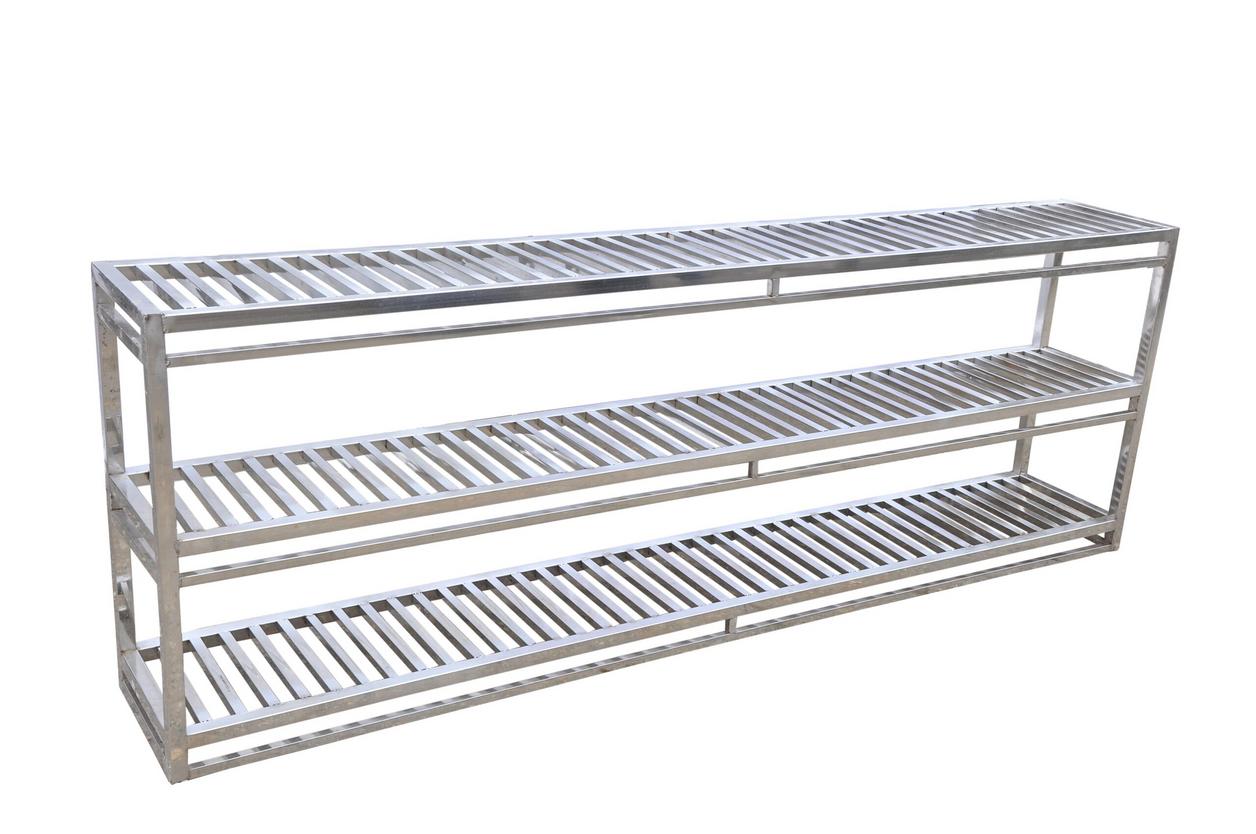 Hình ảnh tổng quan một mẫu kệ inox 4 tầng công nghiệp chắc chắn, thể hiện sự sạch sẽ và bền bỉ.