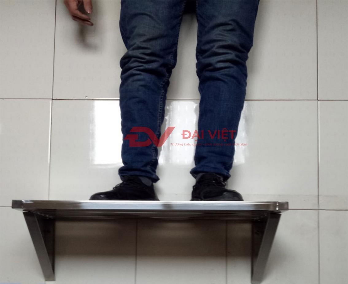 Kệ inox tích hợp nhiều tính năng giúp căn bếp trở nên gọn gàng và tiện lợi hơn.