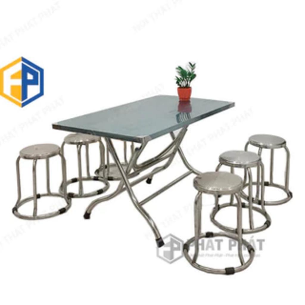 So sánh ưu nhược điểm giữa việc mua hàng tại xưởng sản xuất và qua các kênh trung gian.