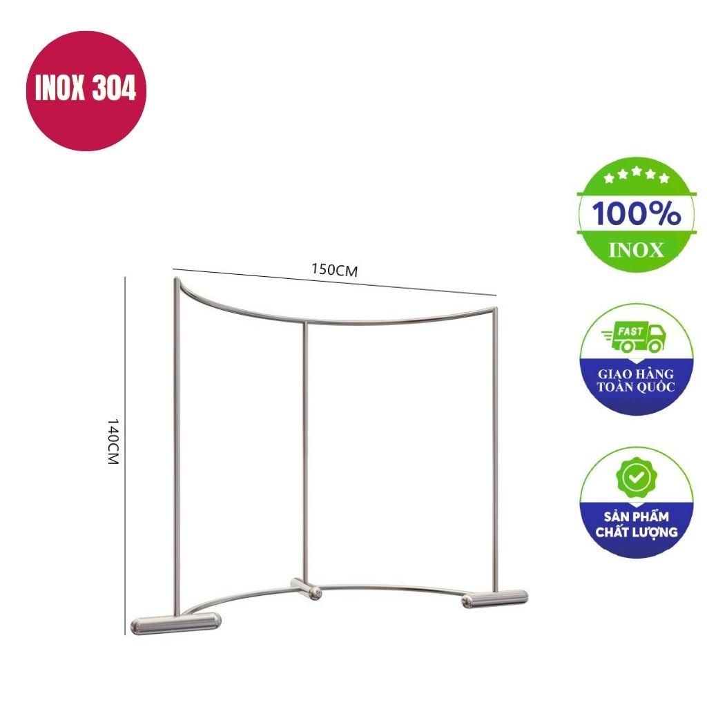 Nhân viên kỹ thuật Hải Minh đang tư vấn cho khách hàng tại xưởng sản xuất.