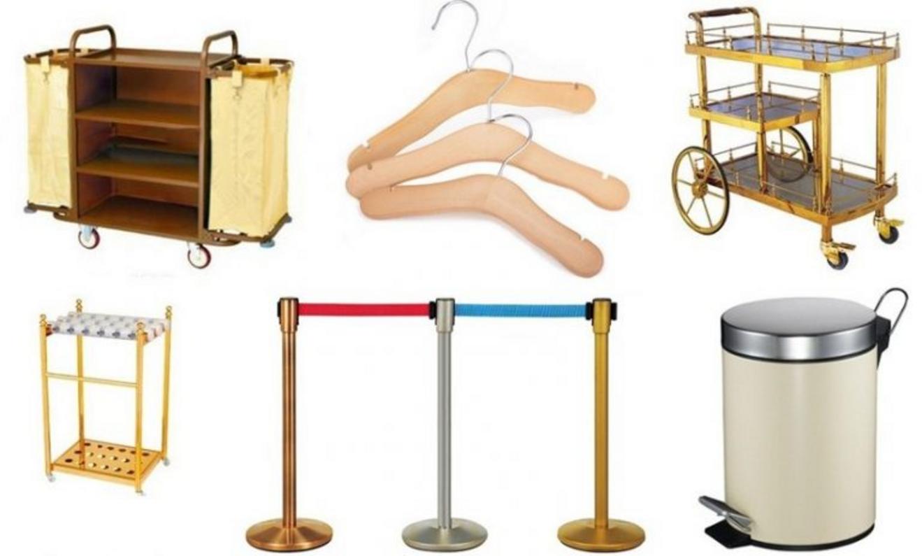 Xe đẩy hành lý và cột chắn inox là những thiết bị không thể thiếu tại khu vực tiền sảnh khách sạn.
