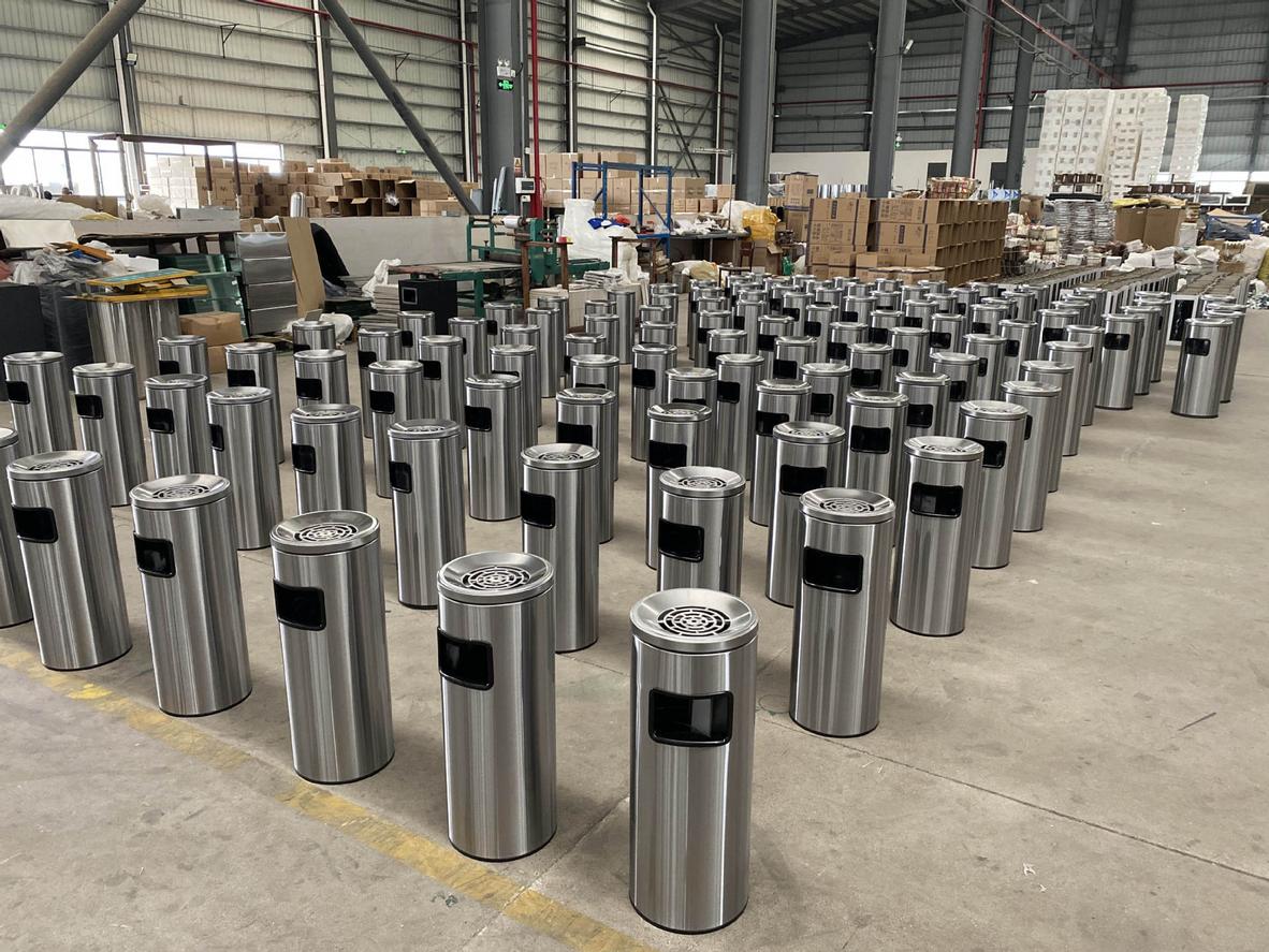 Các kích cỡ thùng rác inox từ nhỏ đến lớn, đáp ứng mọi nhu cầu sử dụng.