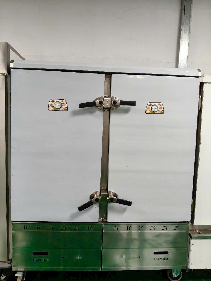 Kiểm tra chi tiết gioăng cao su chịu nhiệt và tay khóa trên cửa tủ hấp.