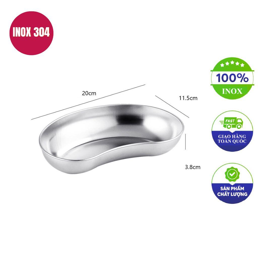 Kiểm tra chất lượng mối hàn và bề mặt khay inox 304 trước khi xuất xưởng.