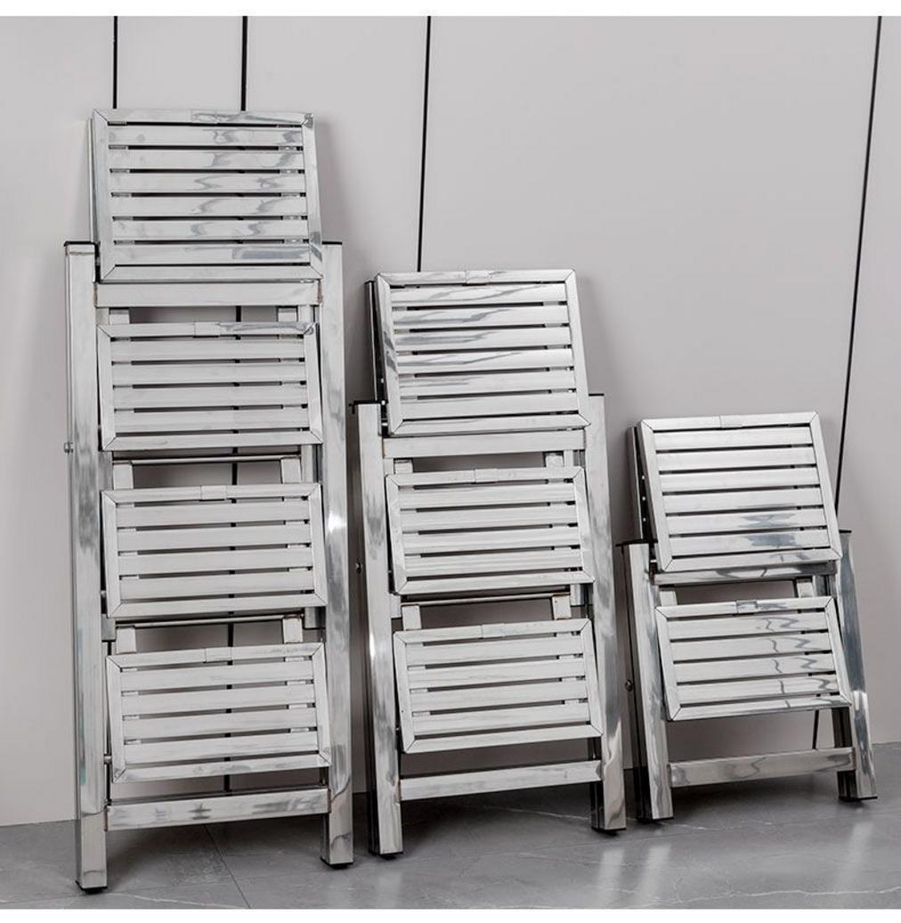 Kỹ thuật viên đang kiểm tra khóa chốt và chân đế của thang rút inox.