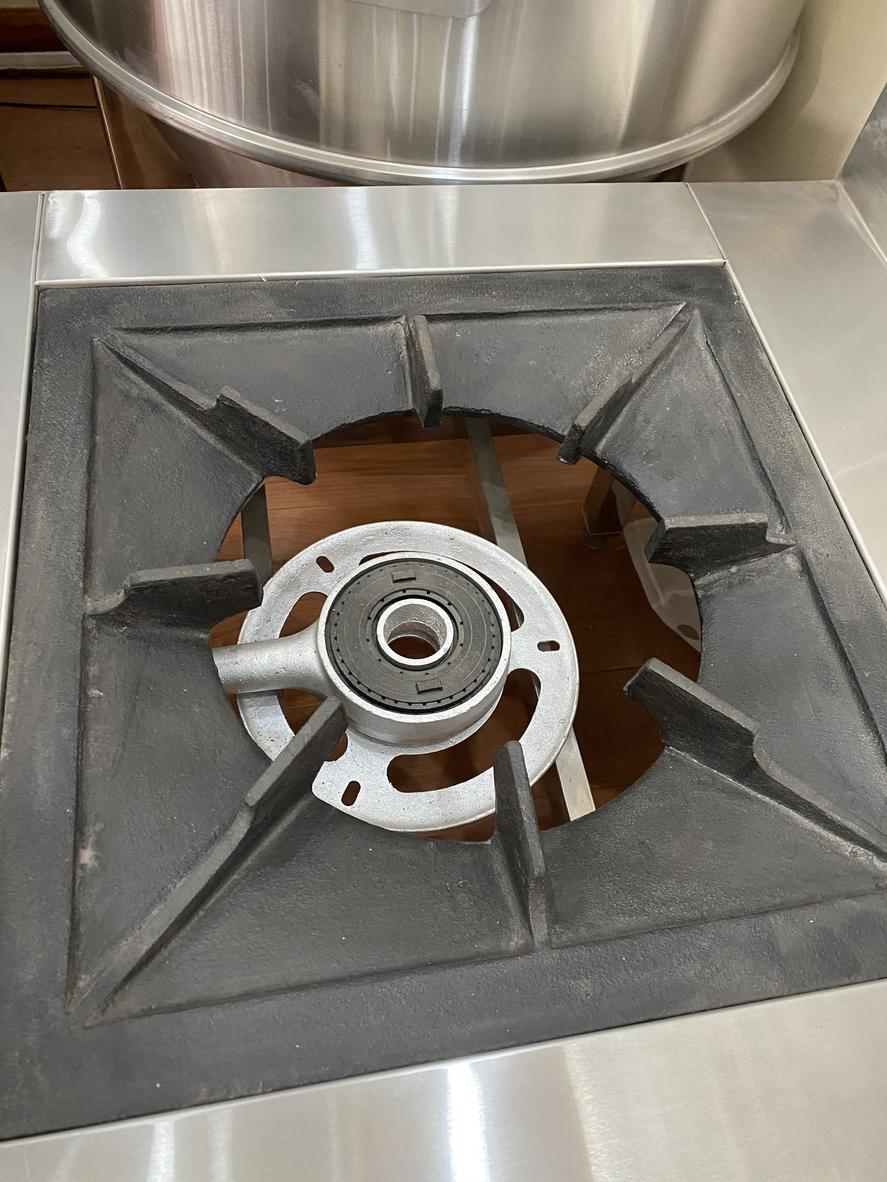 Kỹ thuật viên đang kiểm tra an toàn hệ thống van gas công nghiệp cho bếp hầm.