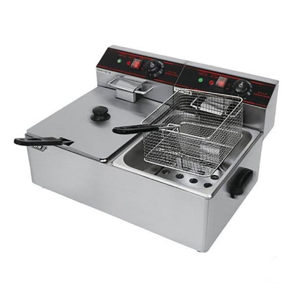 Khu vực lắp đặt bếp chiên nhúng đạt chuẩn với hệ thống hút mùi và các thiết bị an toàn đi kèm.