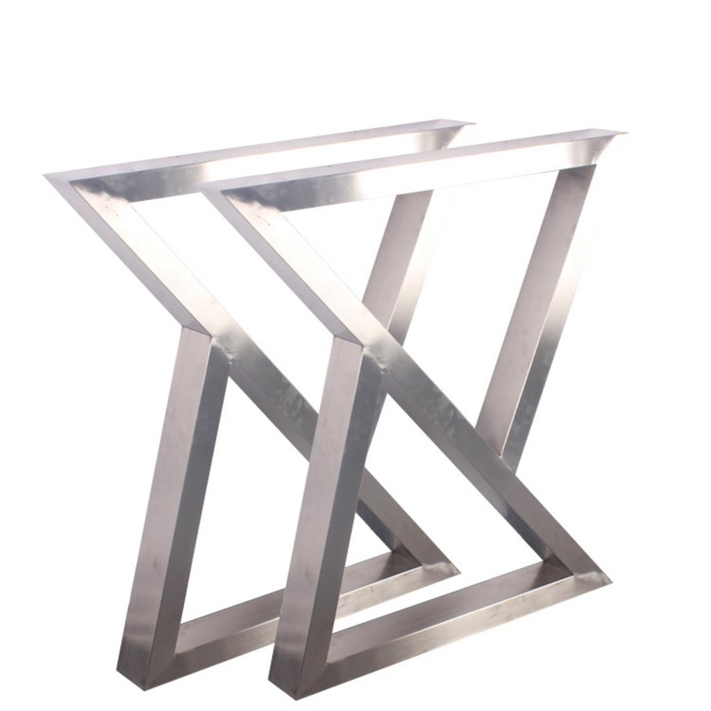 Kỹ thuật viên đang tiến hành lắp đặt chân bàn inox vào mặt bàn đá, có sử dụng đệm lót chuyên dụng.