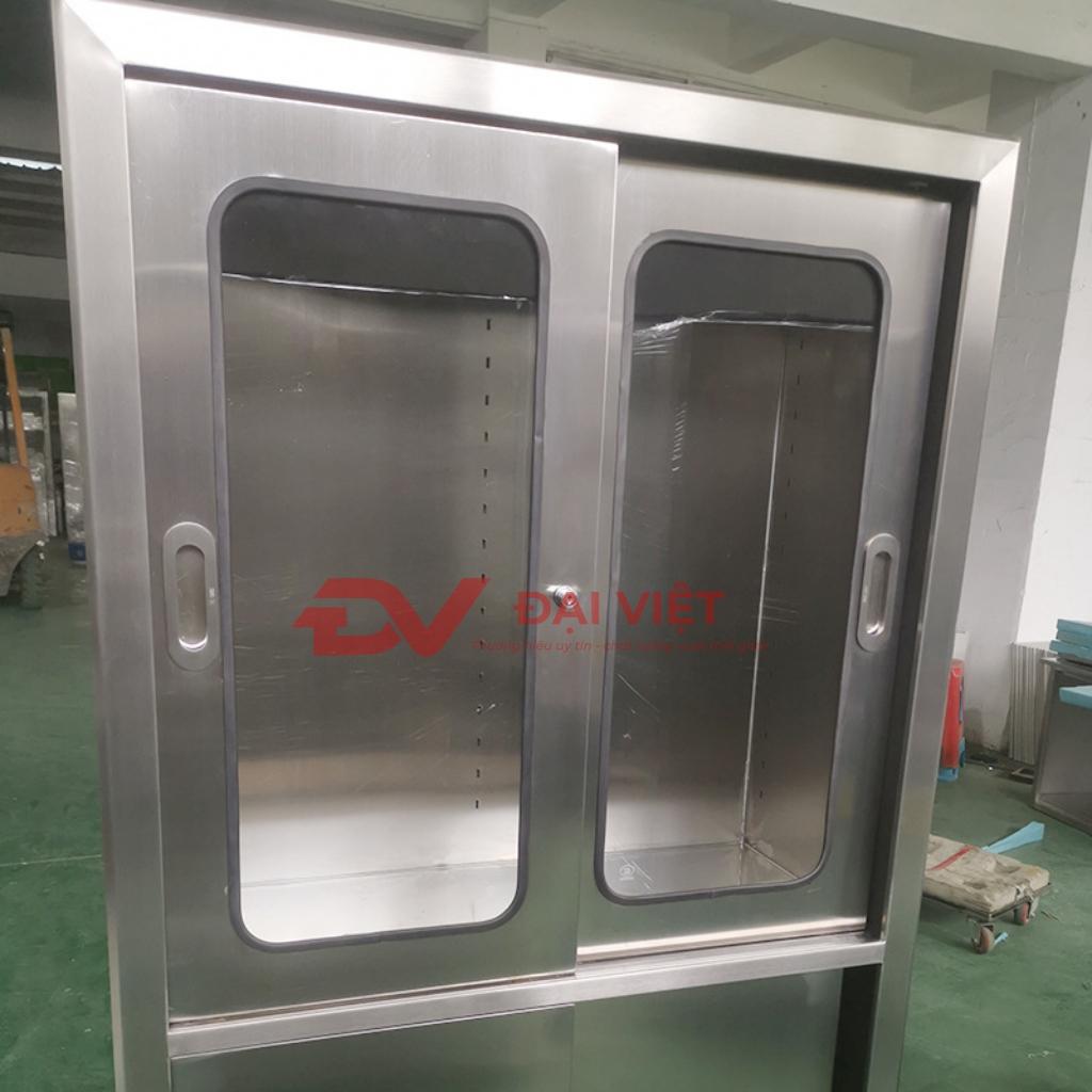 Lắp đặt tủ thuốc ở chiều cao phù hợp giúp thao tác thuận tiện và an toàn.