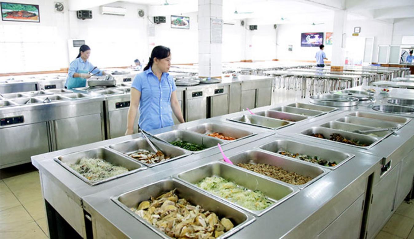 Kỹ thuật viên đang hướng dẫn khách hàng cách vận hành tủ hâm nóng thức ăn.