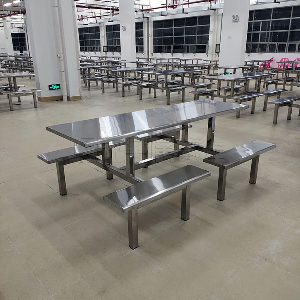 Bề mặt bàn ăn inox sáng bóng, dễ dàng lau chùi, minh họa cho lợi ích về vệ sinh và an toàn thực phẩm.