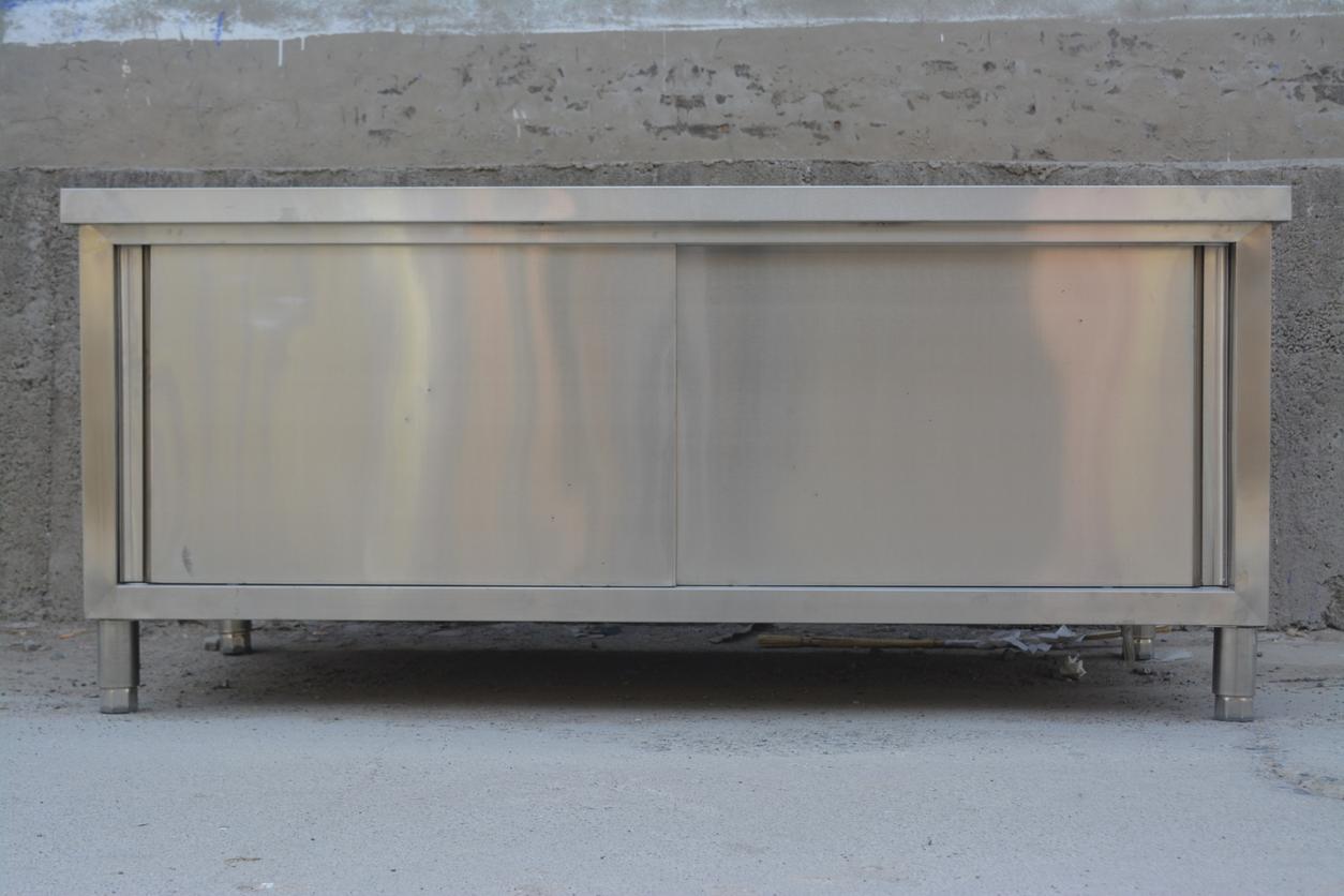 Tủ inox đảm bảo tiêu chuẩn vệ sinh an toàn thực phẩm trong bếp nhà hàng.