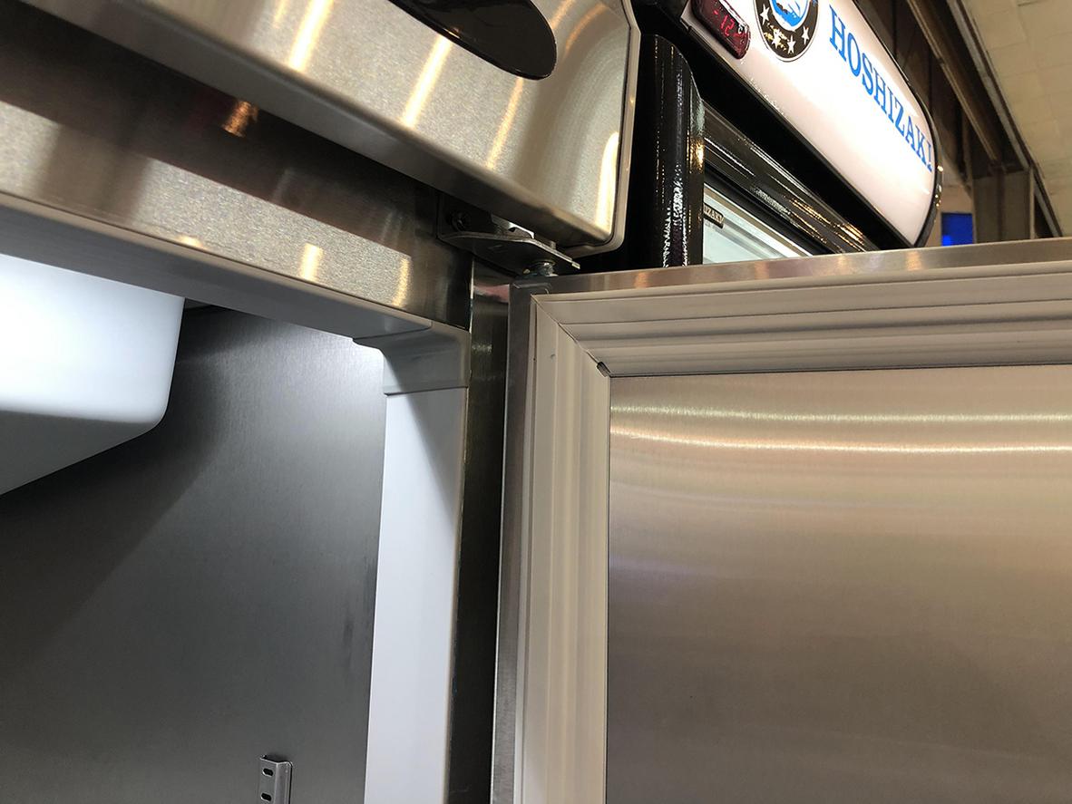 Biểu đồ so sánh chi phí và diện tích sử dụng giữa việc dùng 1 tủ kết hợp và 2 tủ riêng lẻ.