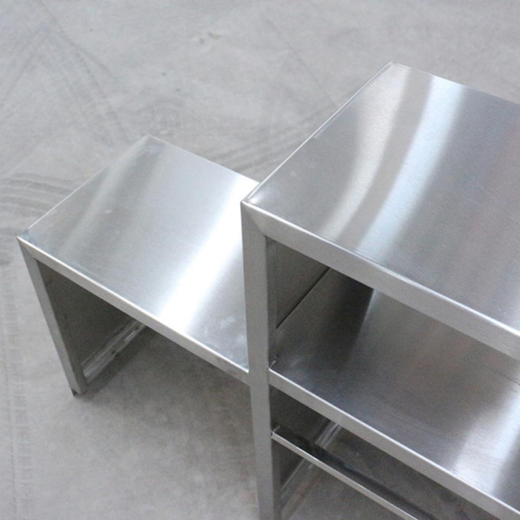 Bề mặt sáng bóng, sạch sẽ của quầy inox 304 thể hiện sự chuyên nghiệp và an toàn vệ sinh.