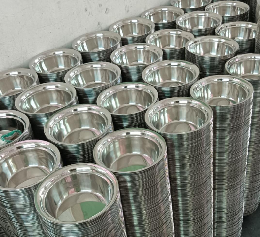 Nhân viên bếp đang vệ sinh rổ inox công nghiệp một cách dễ dàng, thể hiện tính ưu việt về vệ sinh.