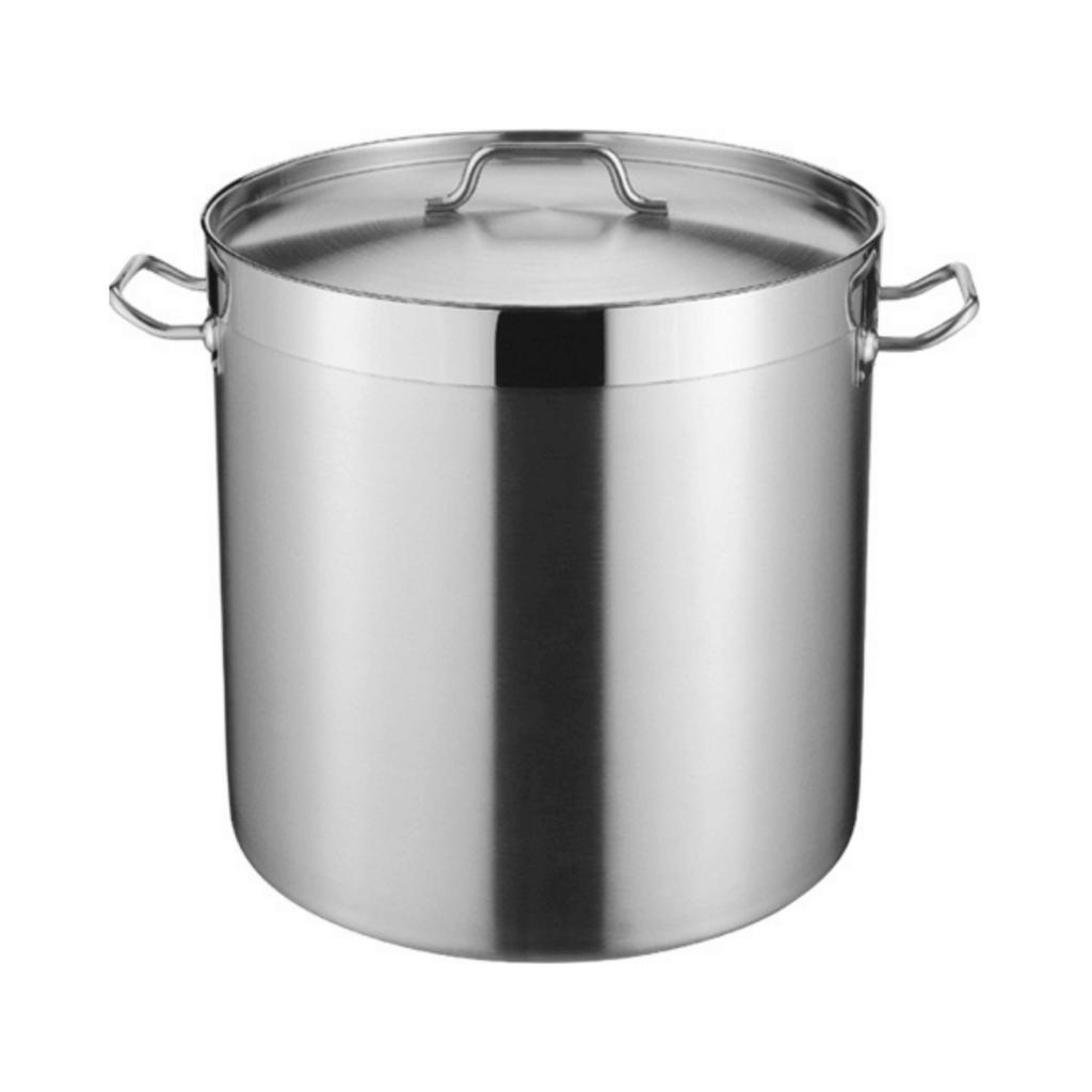 Đầu bếp chuyên nghiệp đang sử dụng nồi inox 3 đáy dung tích lớn trong khu bếp nhà hàng hiện đại.