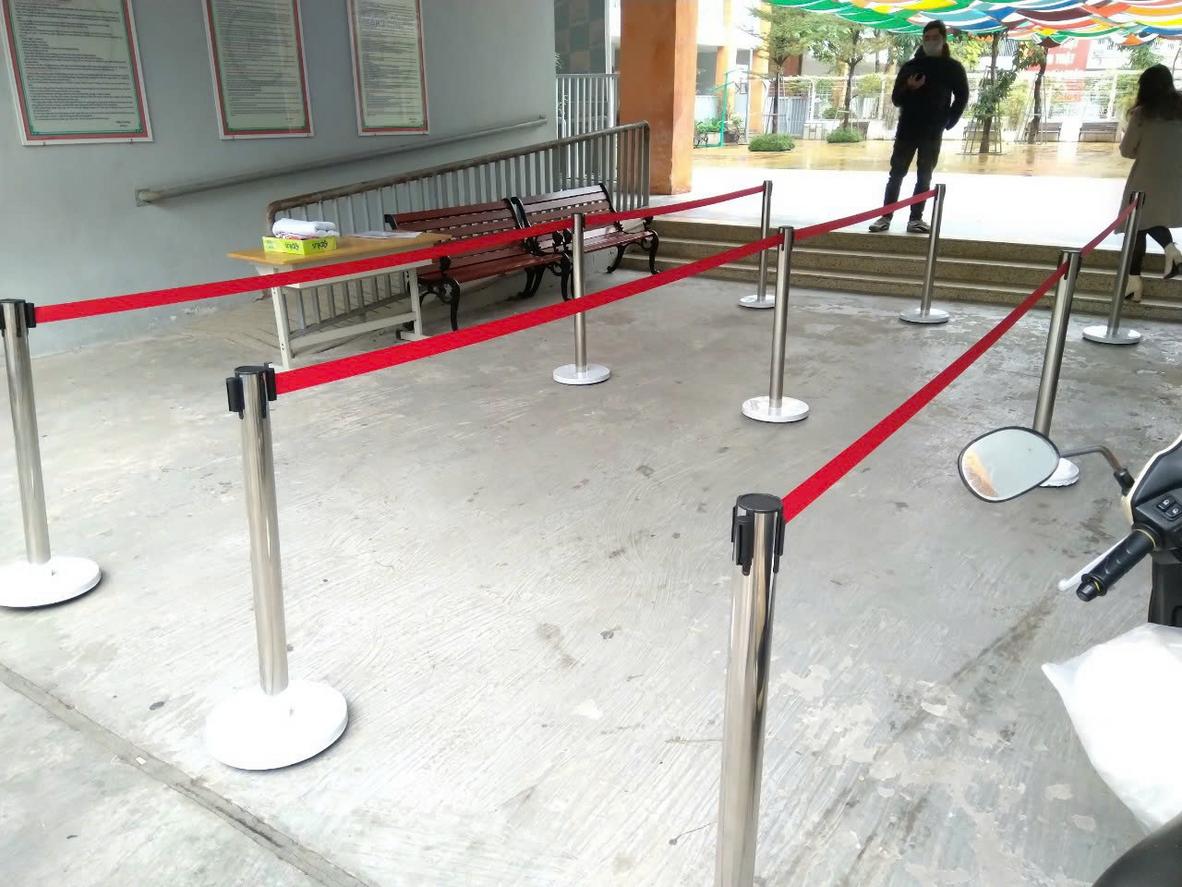 Cột chắn inox dây nhung màu đỏ được sử dụng tại sảnh khách sạn để tăng vẻ sang trọng.