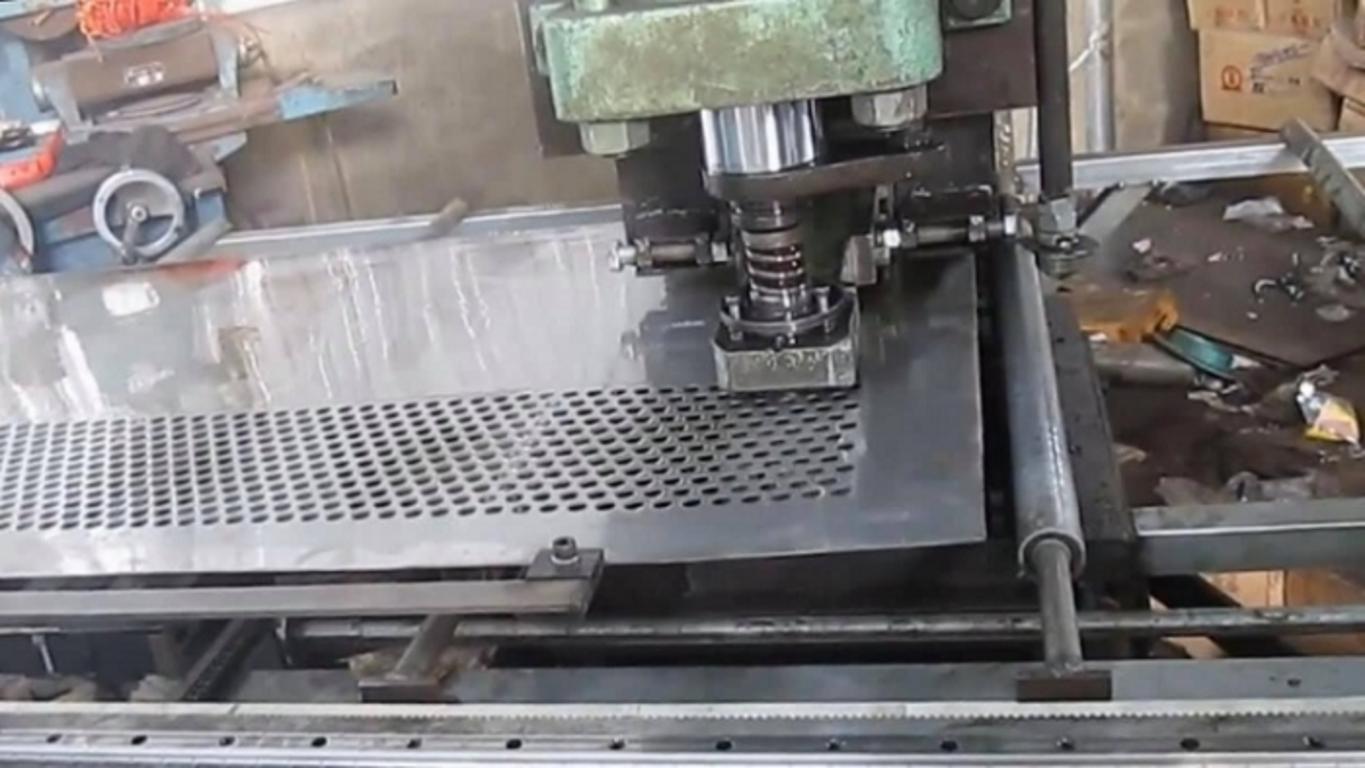 Đánh giá nhà cung cấp qua chứng chỉ, năng lực máy và QC.