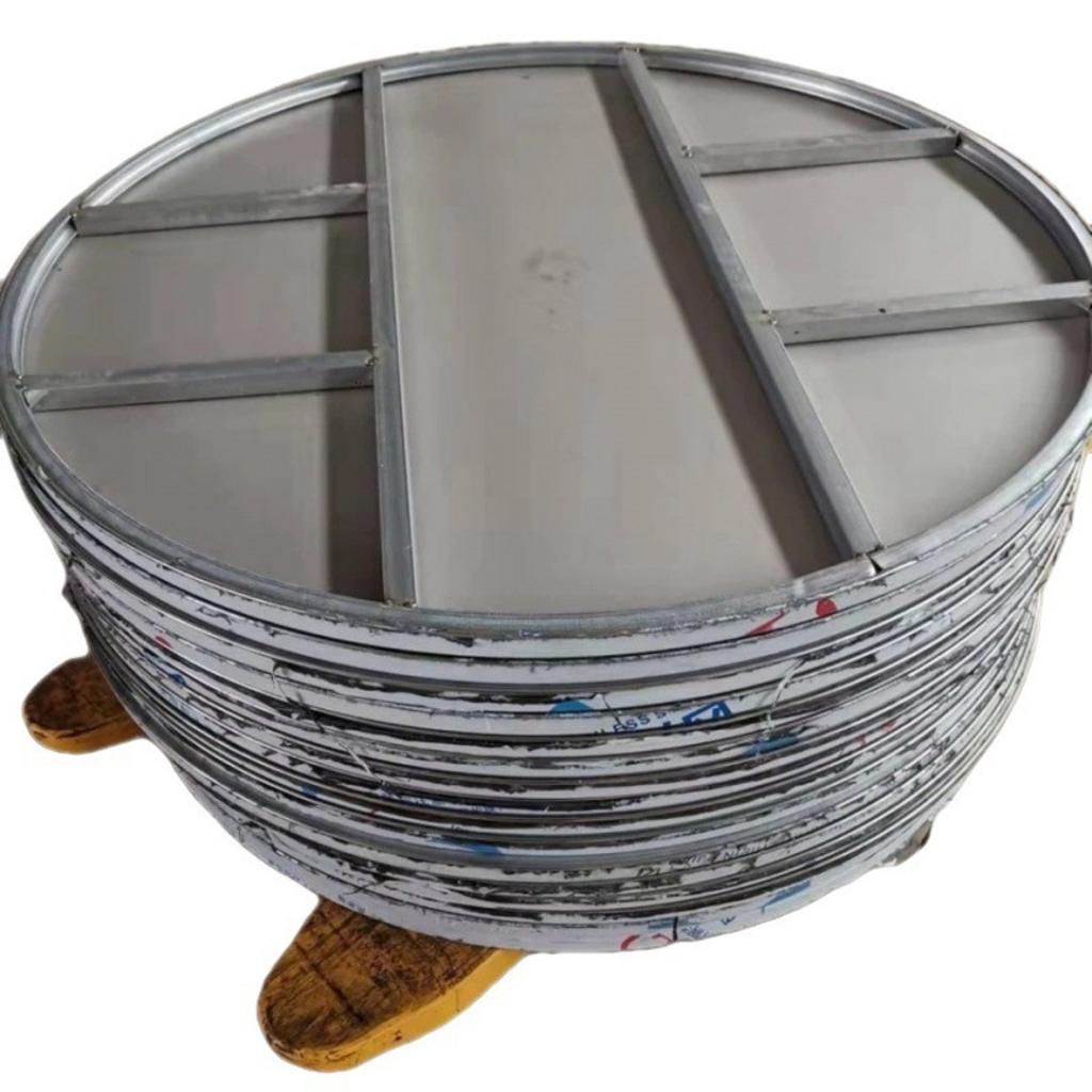 Cận cảnh mặt bàn inox 304 liền khối trong khu bếp công nghiệp hiện đại.