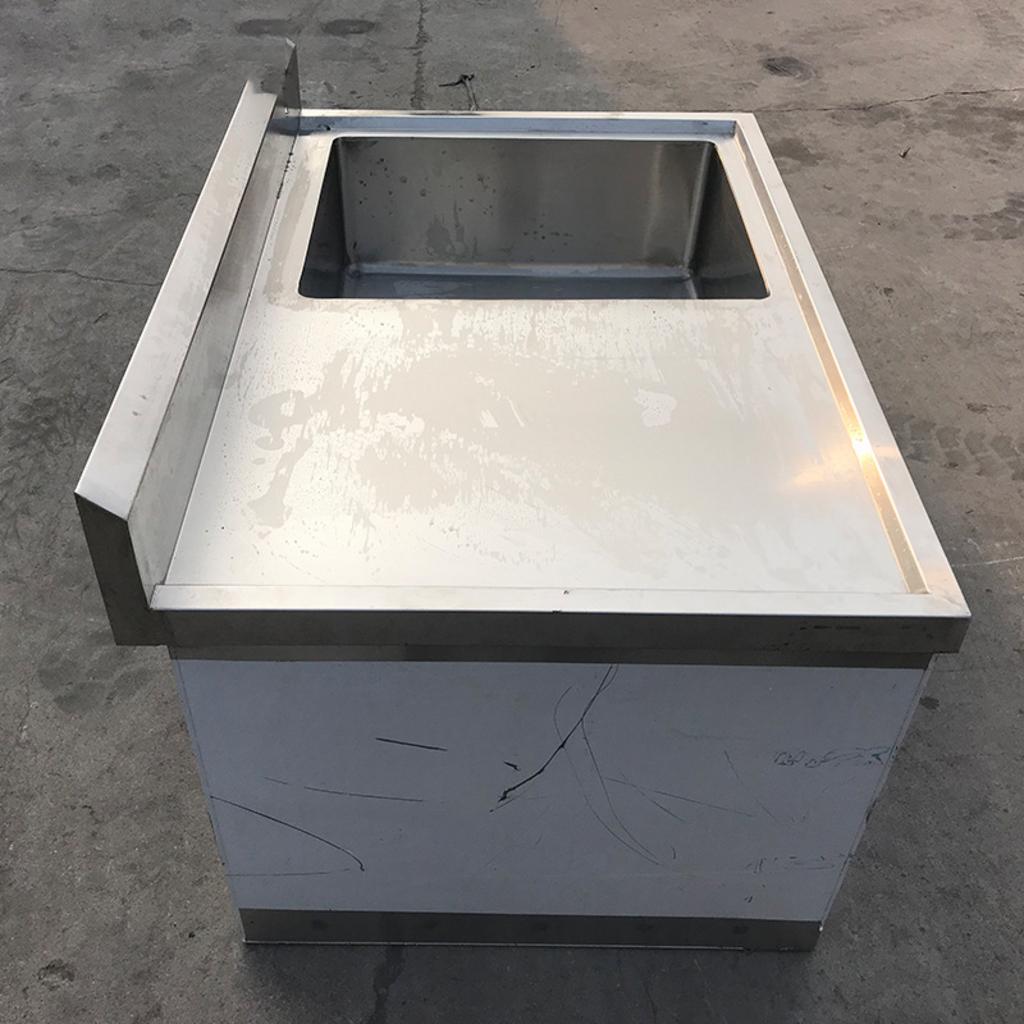 Các mẫu vật liệu cánh tủ inox hiện đại như cánh kính và cánh Acrylic.