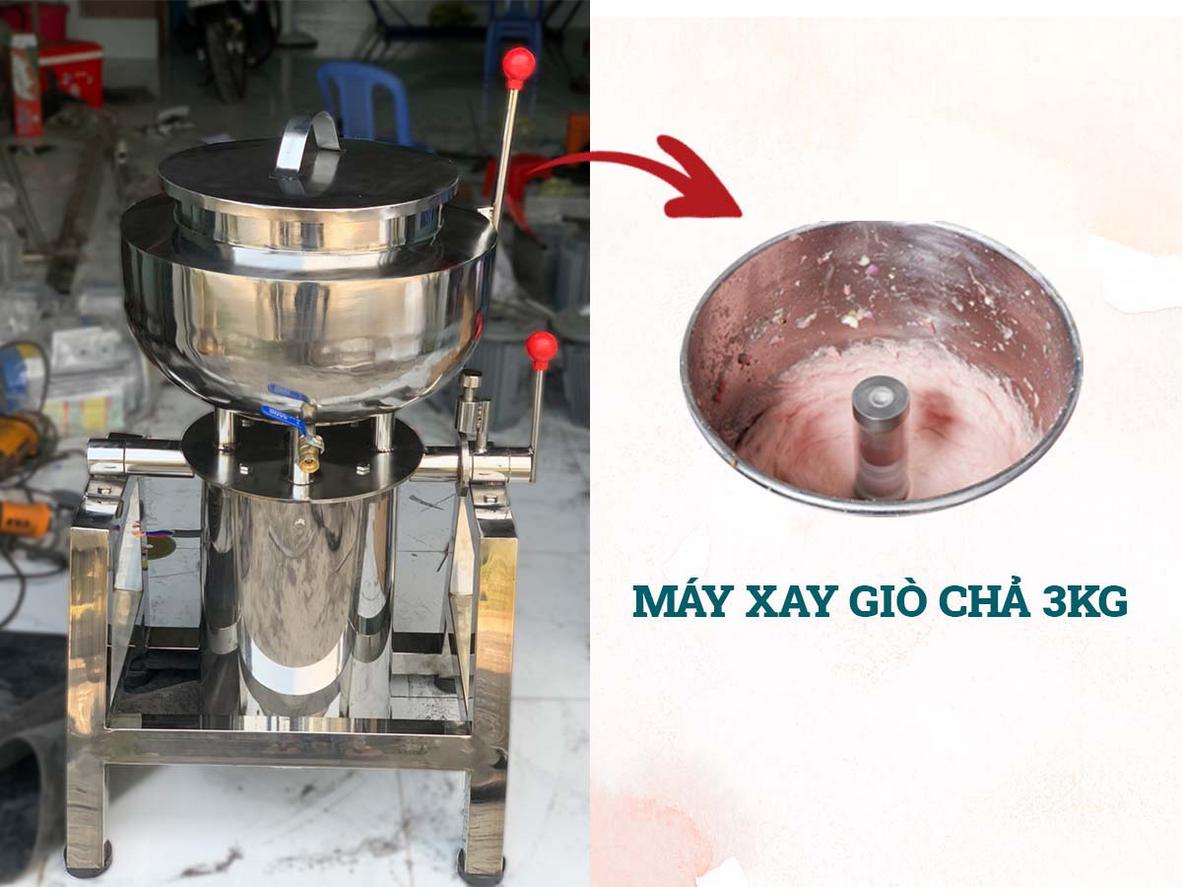 Máy xay giò chả công nghiệp công suất lớn đang hoạt động tại một cơ sở sản xuất chuyên nghiệp.