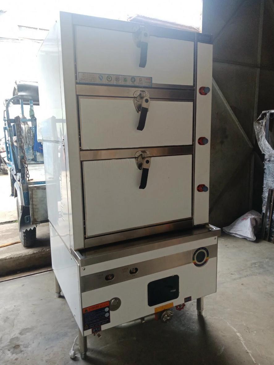 Một menu đa dạng các món hấp từ tôm hùm, cua, cá đến rau củ và bánh bao.