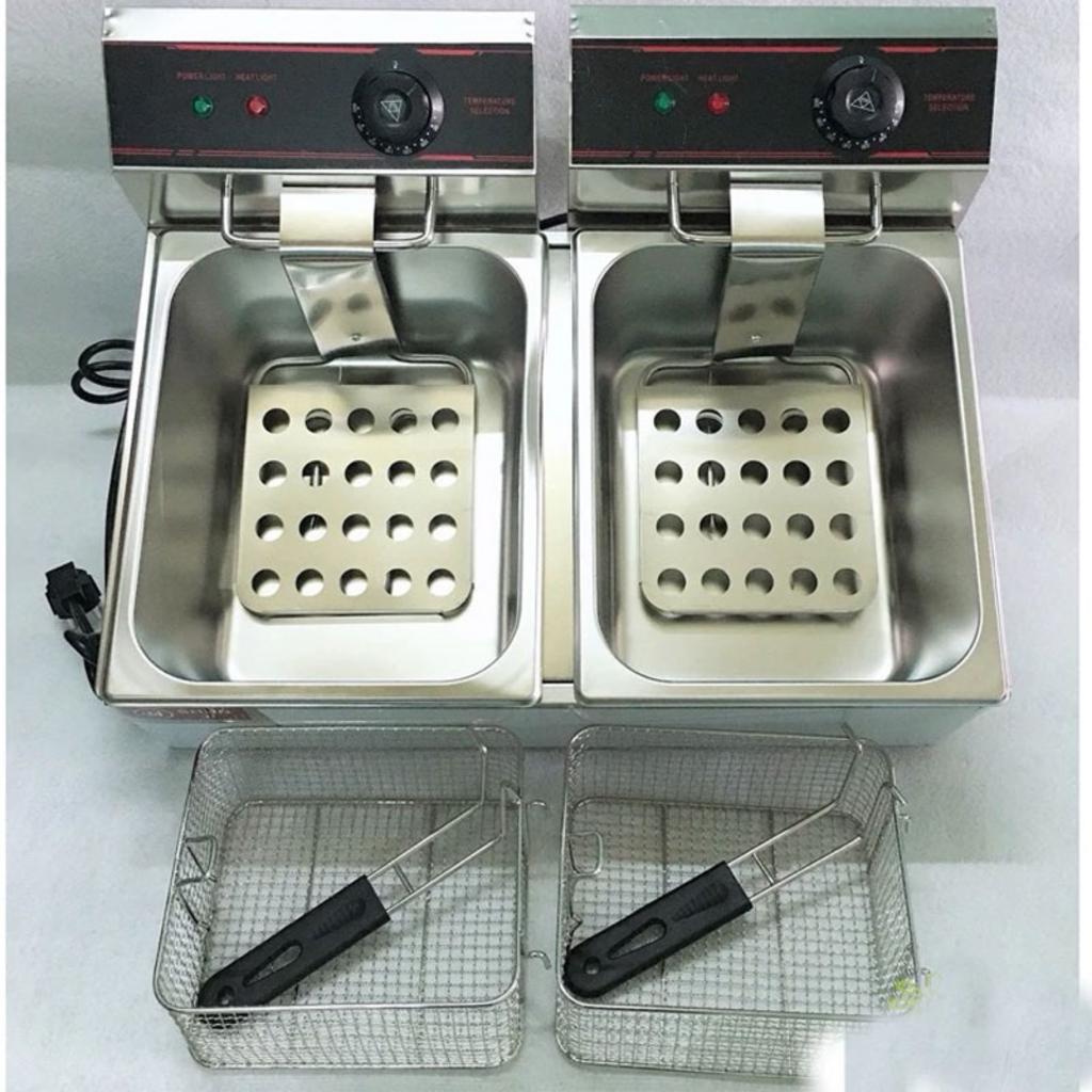 Một đĩa tổng hợp các món chiên hấp dẫn được chế biến từ bếp chiên nhúng.