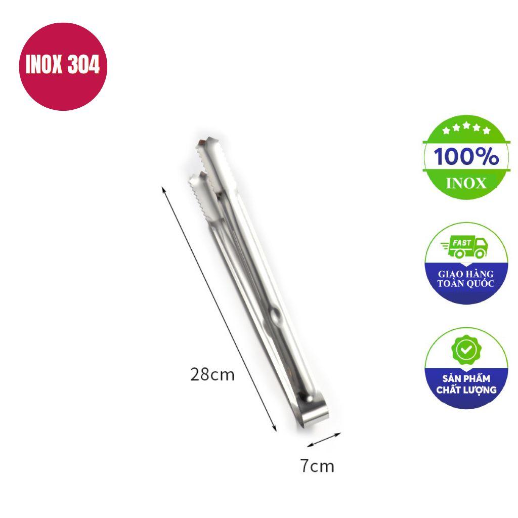 Chuyên gia mua hàng đang kiểm tra chất lượng của một chiếc kẹp gắp inox 304.