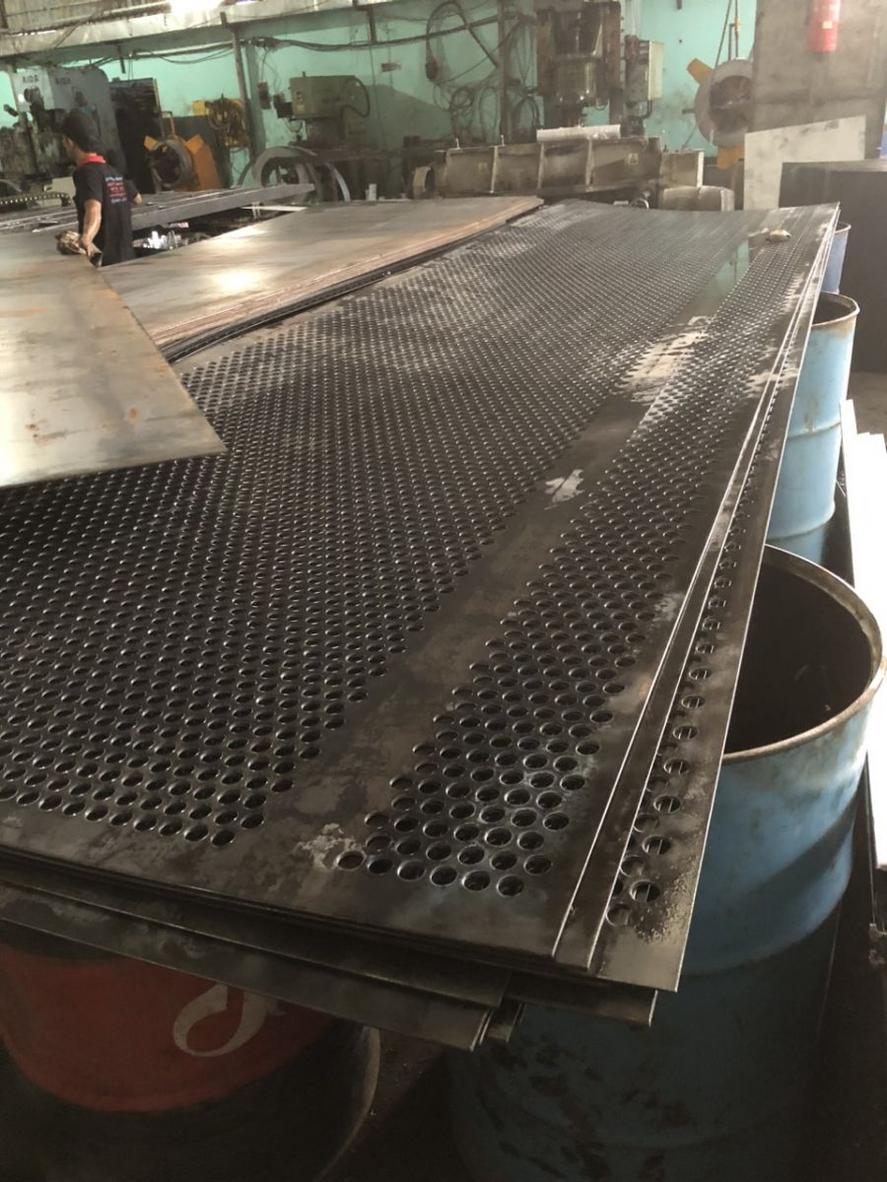 Các yếu tố chính ảnh hưởng chi phí gia công đục lỗ inox.