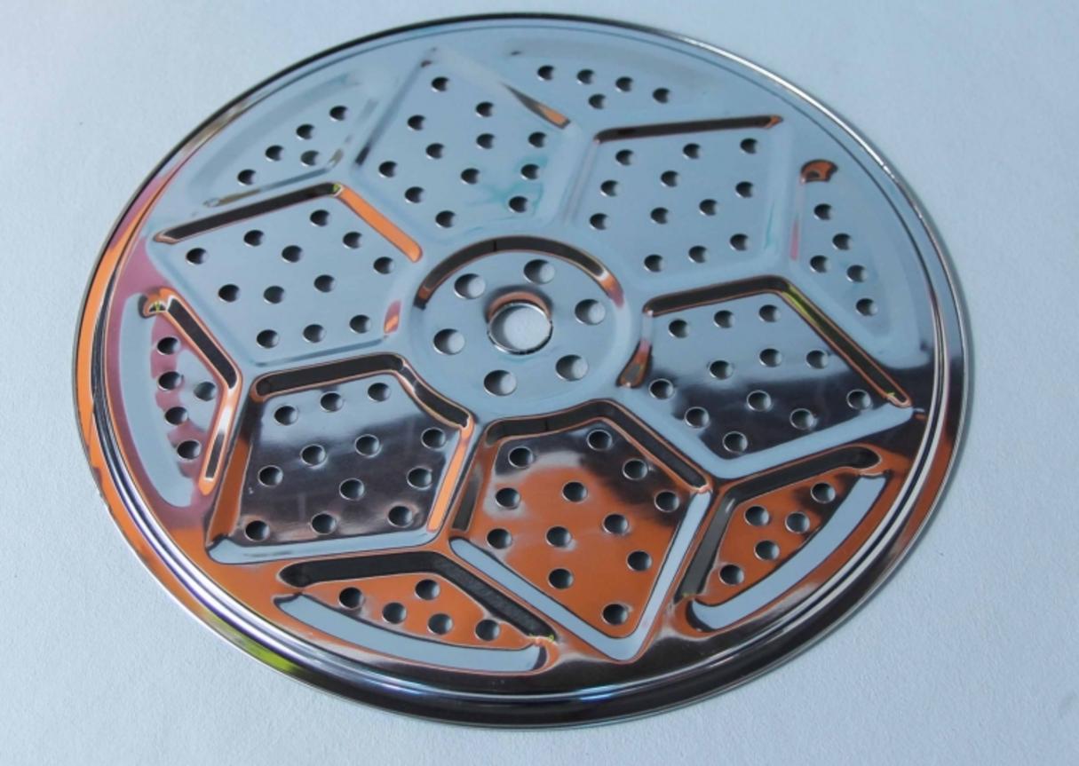 Đĩa cá hấp Hồng Kông nóng hổi vừa được lấy ra từ khay hấp inox chuyên dụng.