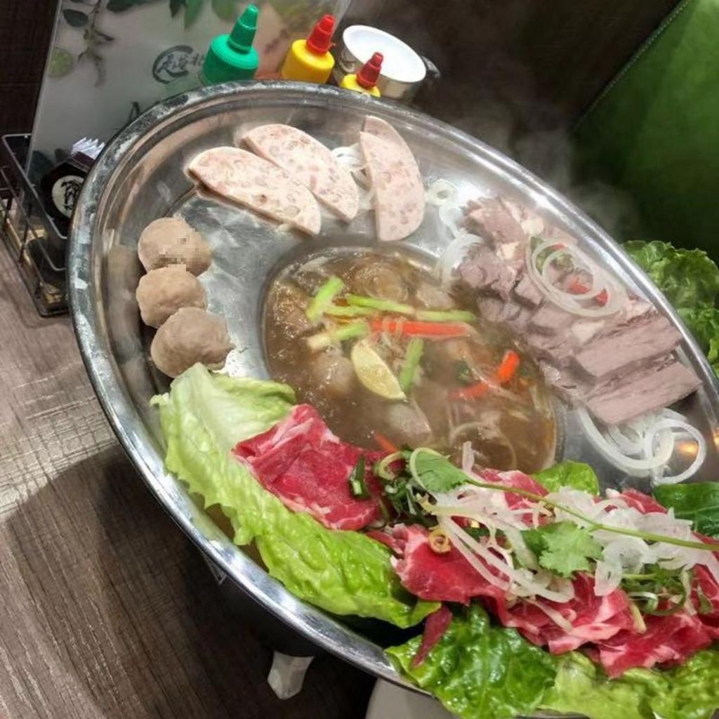 Nồi lẩu nhiều ngăn là lựa chọn lý tưởng để phục vụ các combo lẩu đa dạng.