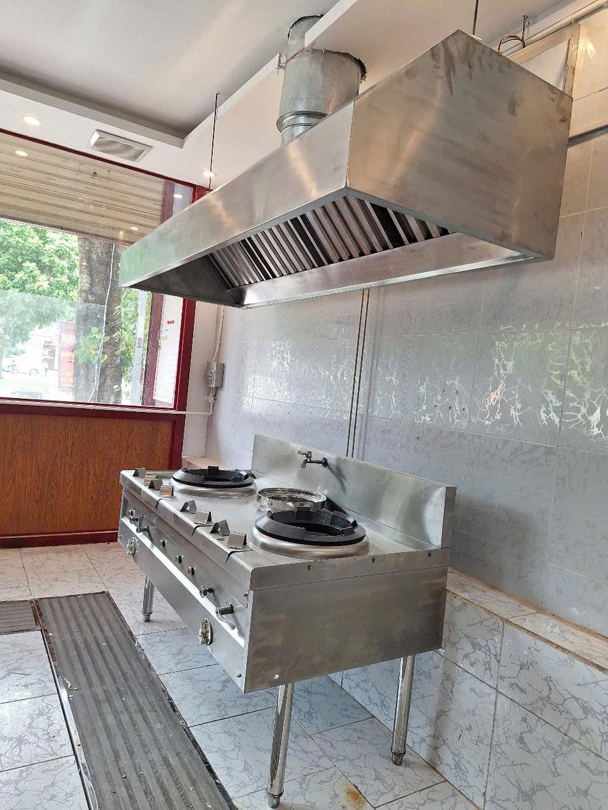 Dòng khí từ khu nấu đến điểm xả/tuần hoàn trong bếp công nghiệp.