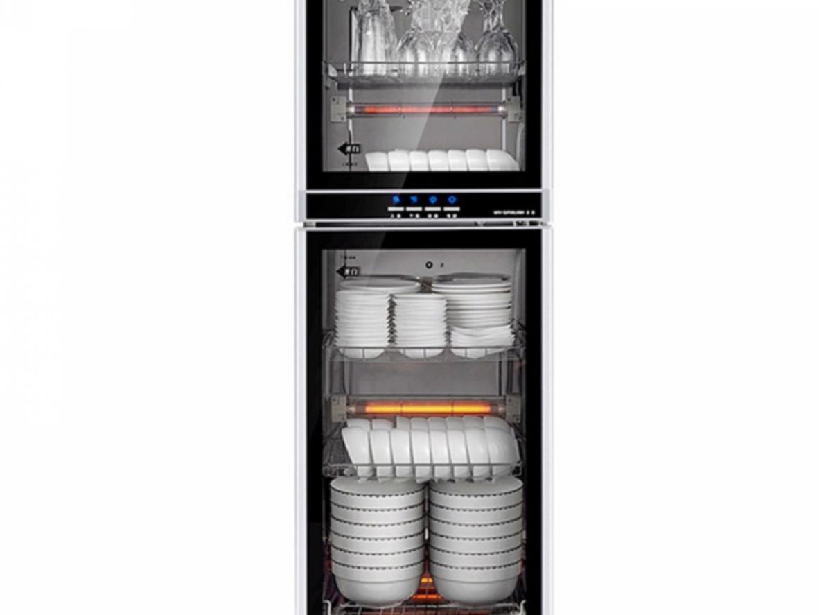 Kỹ thuật viên đang đấu nối điện và kiểm tra tủ sấy bát tại bếp ăn của khách hàng.