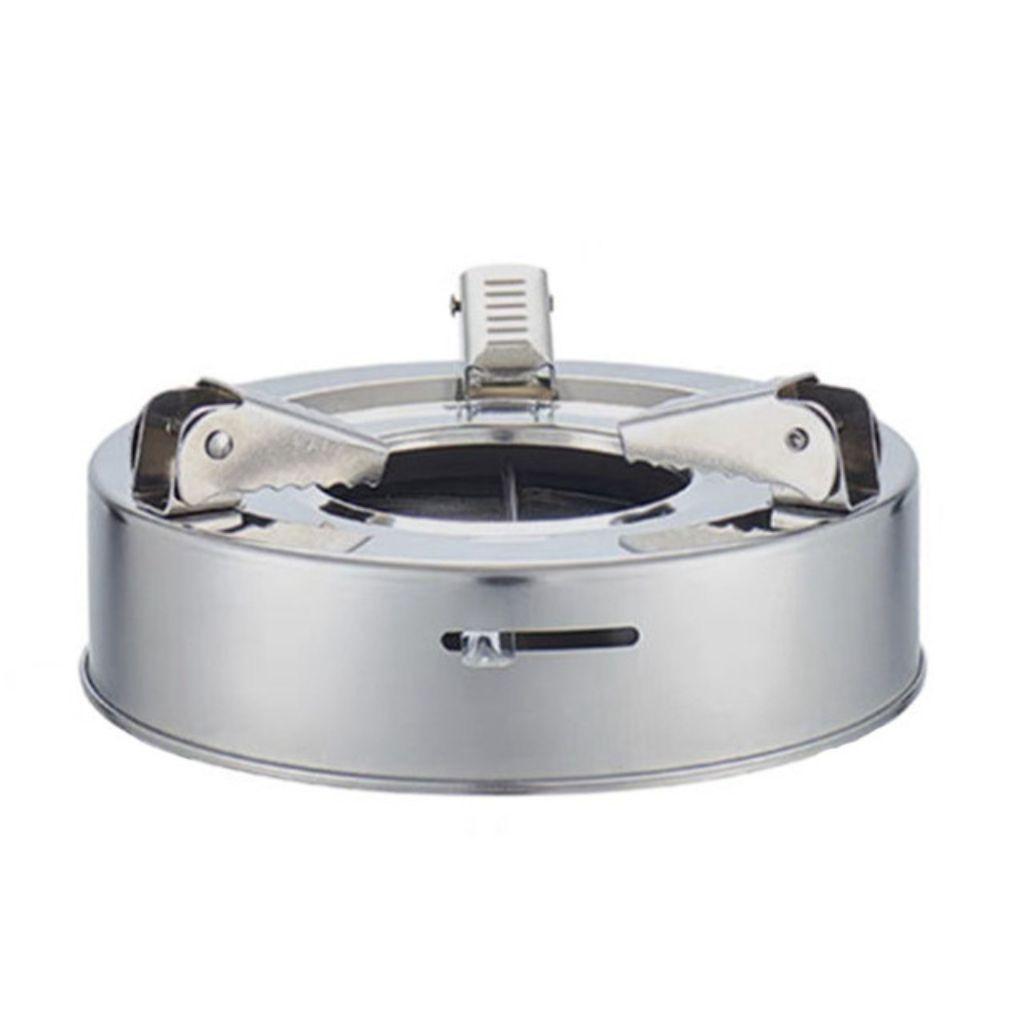 Nhân viên nhà hàng đang thực hiện thao tác mồi lửa bếp cồn một cách chuyên nghiệp và an toàn.