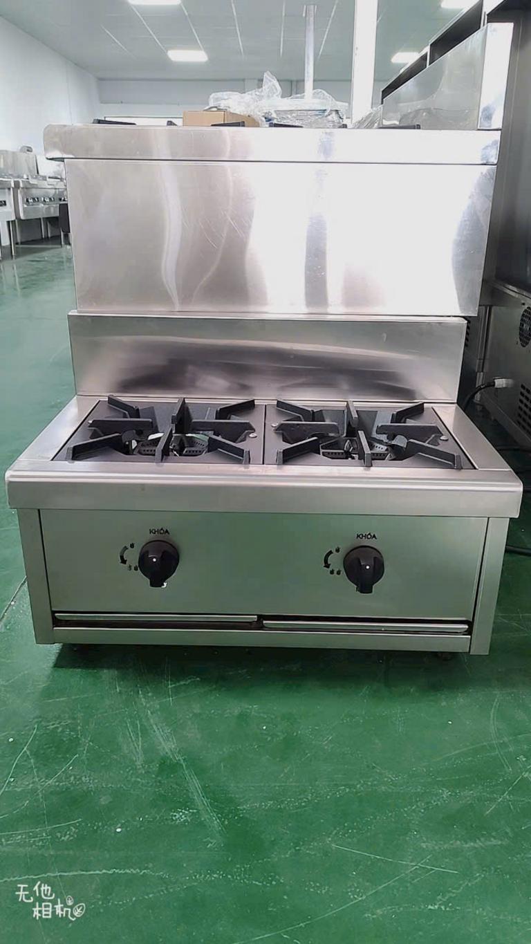 Nhân viên bếp thực hiện vệ sinh bếp hầm đôi bằng dung dịch chuyên dụng sau ca làm việc.