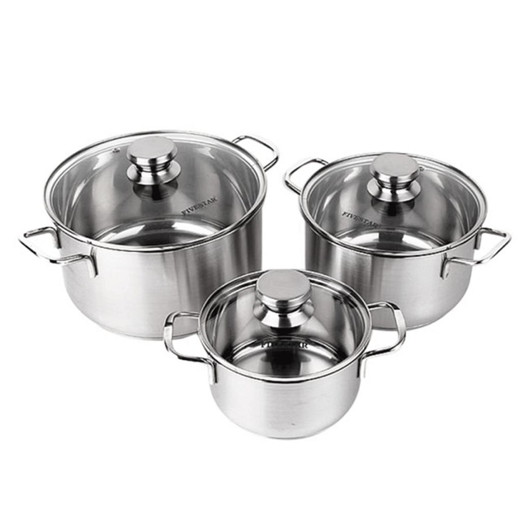 Dãy nồi inox 3 đáy dung tích lớn đang được sử dụng trong một bếp ăn tập thể quy mô lớn.